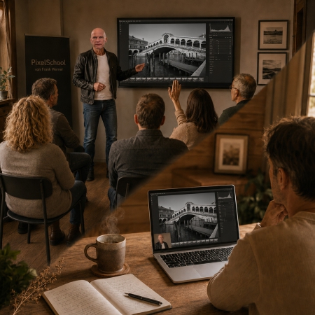 A PixelSchool 2026/27 - Hybrid - Vor-Ort und Online Kursleiter unterrichtet eine kleine Gruppe im gemütlichen Raum mit Brückenfoto auf Großbildschirm. Inset: derselbe Hybrid-Unterricht läuft online auf einem Laptop neben Kaffee und Notizbuch am Holztisch.