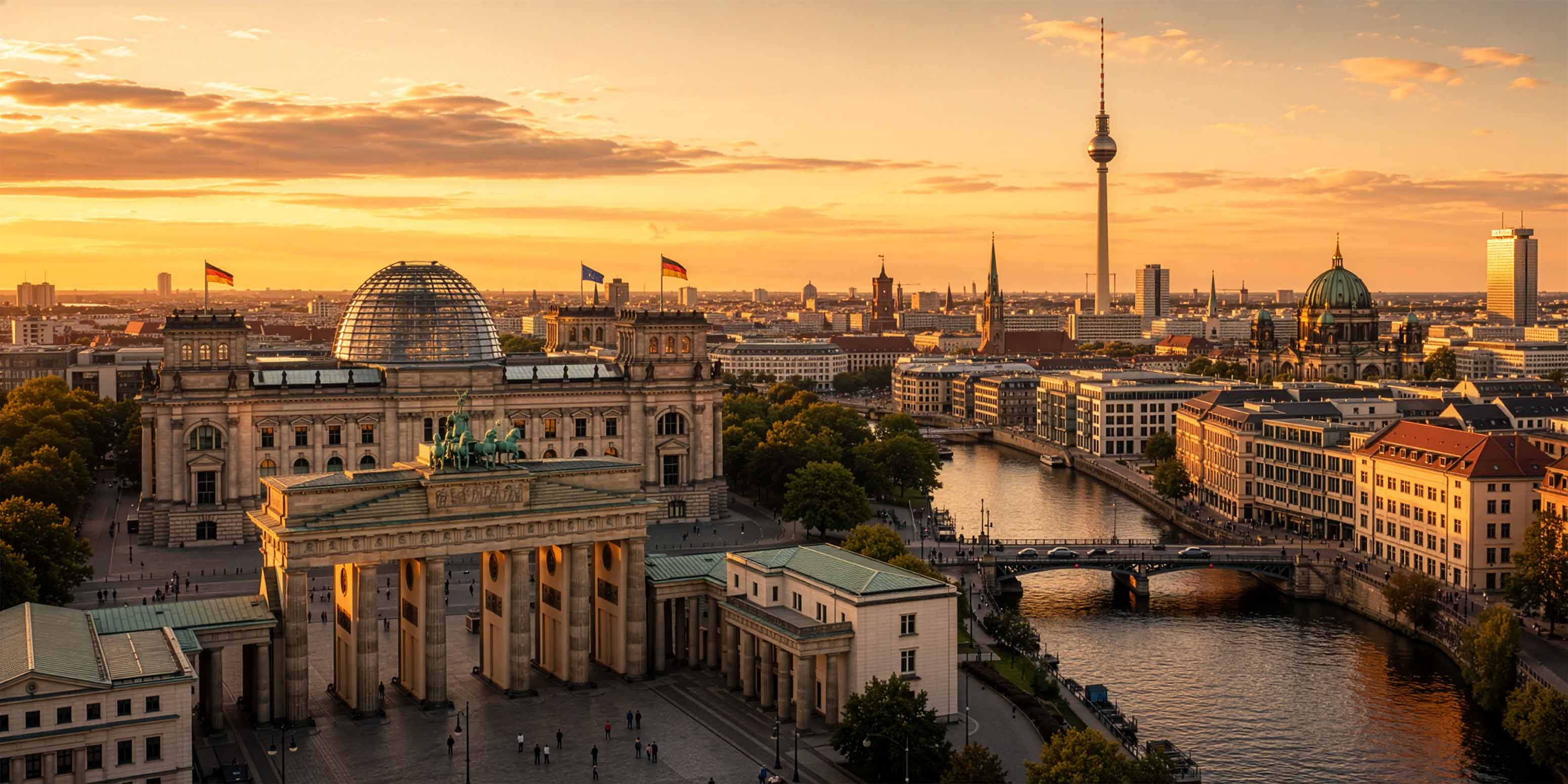 Luftaufnahme von Berlin bei Sonnenuntergang mit dem Brandenburger Tor, dem Reichstagsgebäude, der Spree und dem Berliner Fernsehturm mit der Skyline der Stadt in warmem, goldenem Licht - die perfekte Inspiration für jeden Bildbearbeitung Workshop Berlin.