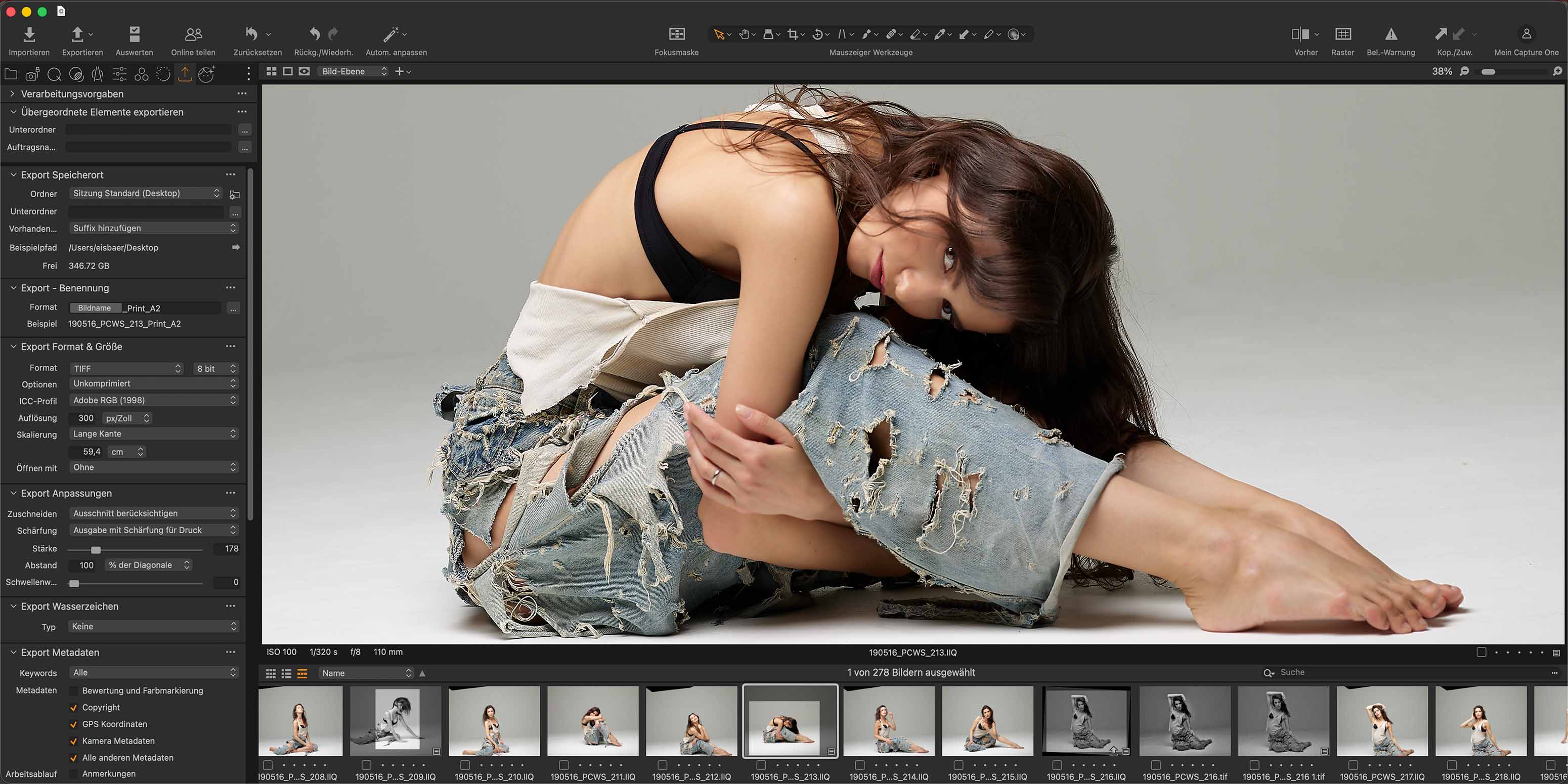 Eine Frau mit langen dunklen Haaren sitzt auf dem Boden, die Knie an die Brust gepresst, und trägt ein schwarzes Top, eine weiße Weste und zerrissene Jeans. Das Foto wird in einem Capture One-Fenster angezeigt - perfekt für alle, die Bildbearbeitung lernen möchten.