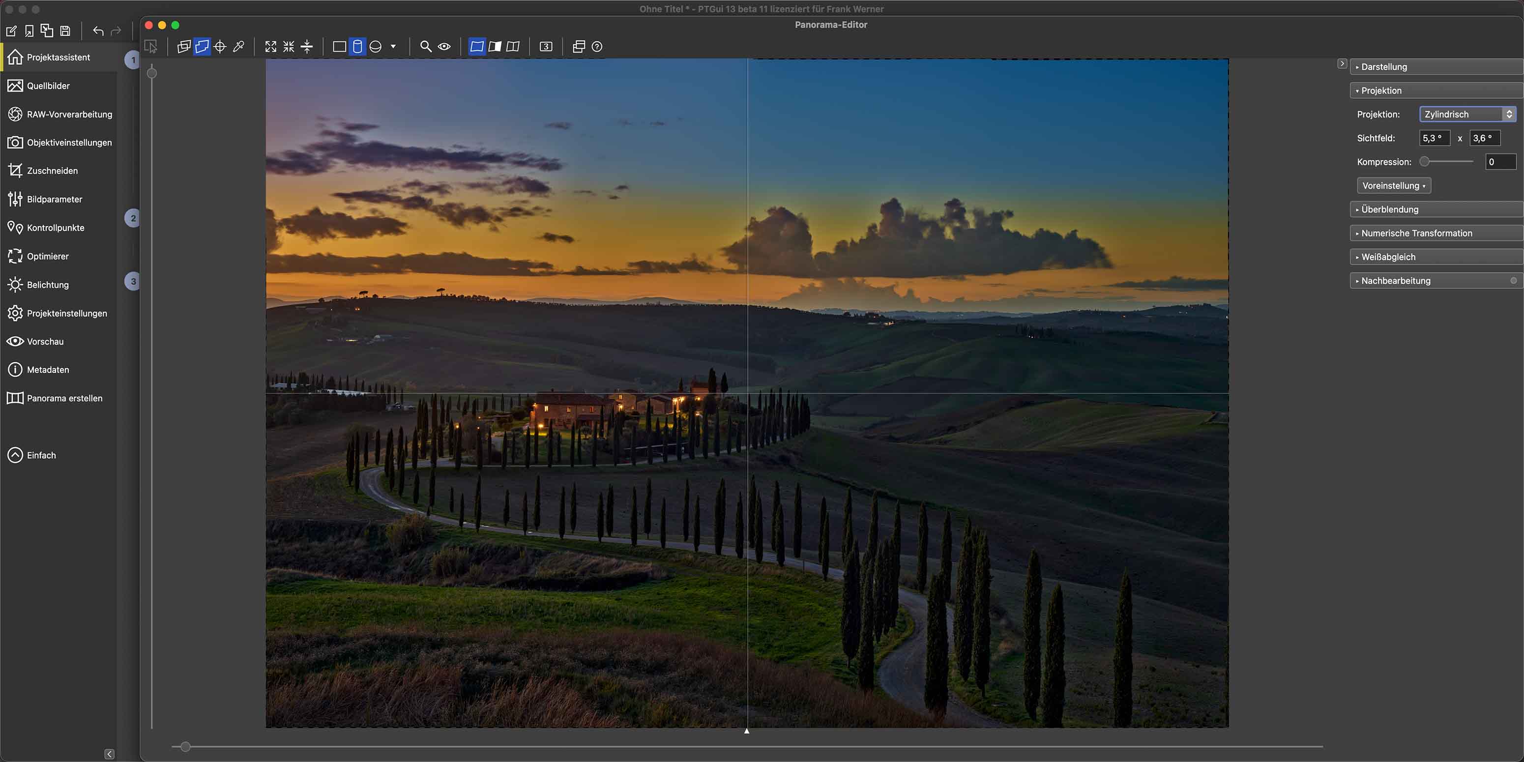 Das Fenster einer Fotobearbeitungssoftware zeigt eine Landschaft bei Sonnenuntergang mit einer kurvenreichen, von Zypressen gesäumten Straße, die zu einer beleuchteten Villa führt. Bearbeitungswerkzeuge und Anpassungsoptionen sind sichtbar, perfekt für alle, die Fotobearbeitung lernen wollen.