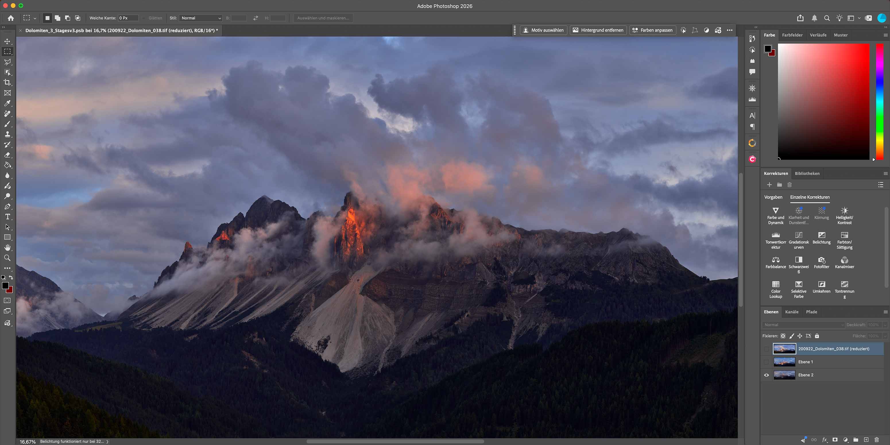 Ein Photoshop-Fenster zeigt ein Landschaftsfoto eines Berges mit Wolken und orangefarbenem Sonnenlicht auf seinem Gipfel, umgeben von Wäldern, mit digitalen Dunkelkammer-Bildbearbeitungswerkzeugen auf der rechten Seite des Bildschirms.